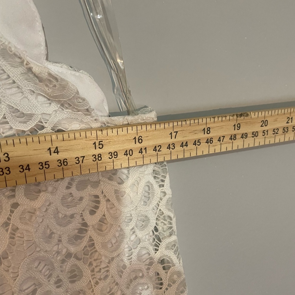 Francesca's Kylie Scallop Trim Solid Lace Shift DressWomen's Size M - Picture 4 of 6